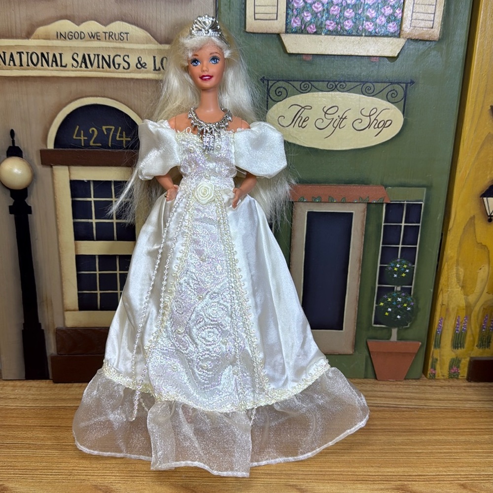 Vintage 1976 Princess Barbie White Glittery Gown
